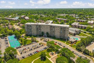 6340 Americana Drive 214, Willowbrook, IL 60527