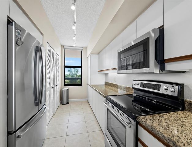 2020 HARBOURSIDE DRIVE 442, Longboat Key, FL 34228
