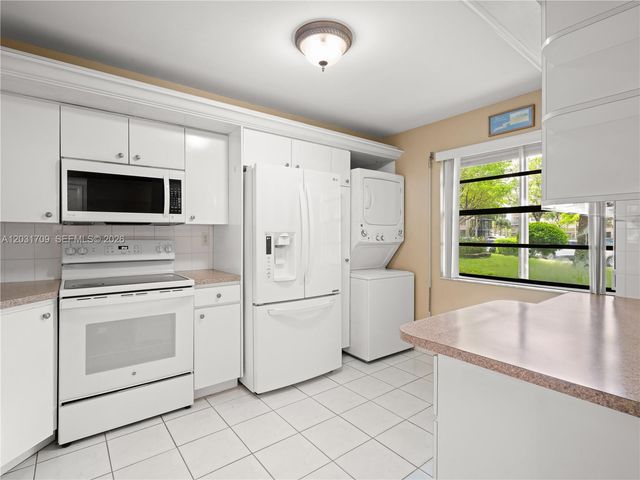 901 Colony Point Circle 112, Pembroke Pines, FL 33026