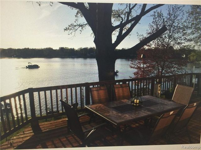 2913 LANSDOWNE Road, Waterford Charter Township, MI 48329