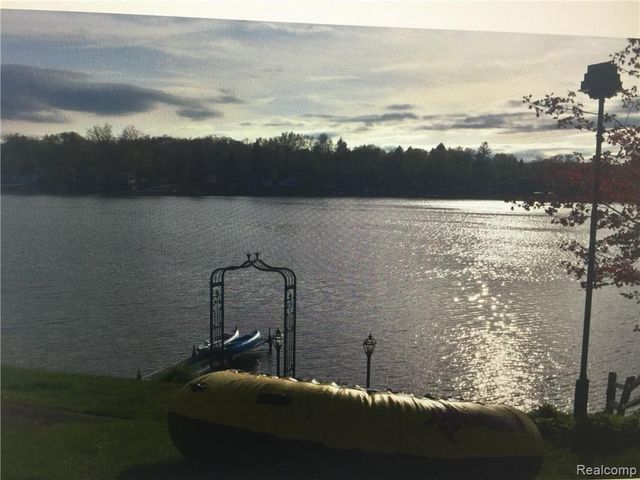 2913 LANSDOWNE Road, Waterford Charter Township, MI 48329