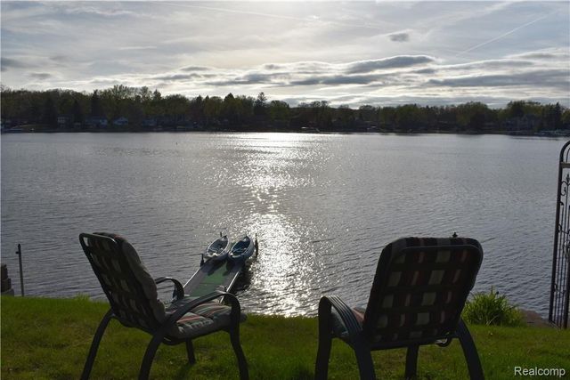 2913 LANSDOWNE Road, Waterford Charter Township, MI 48329