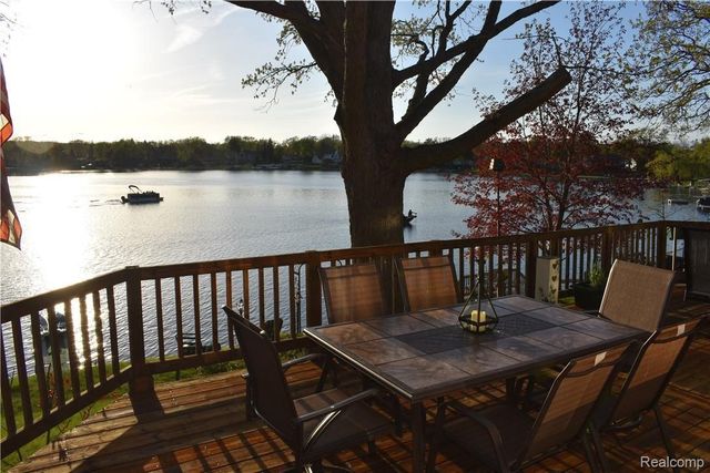 2913 LANSDOWNE Road, Waterford Charter Township, MI 48329