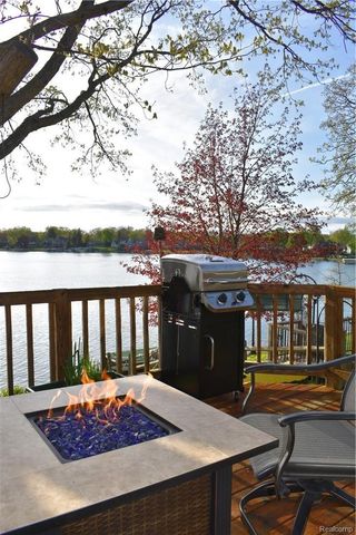 2913 LANSDOWNE Road, Waterford Charter Township, MI 48329