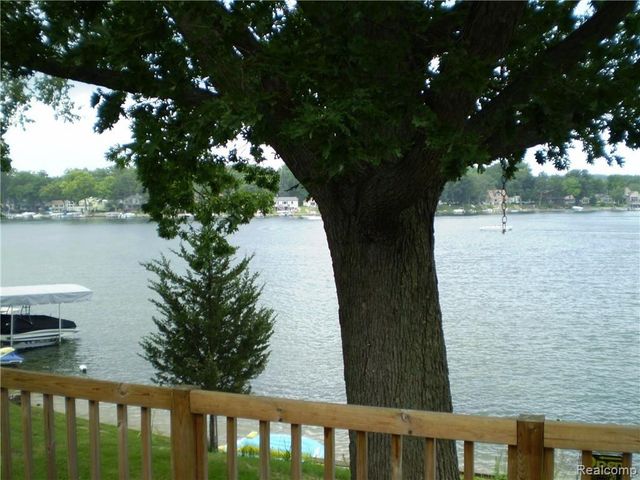 2913 LANSDOWNE Road, Waterford Charter Township, MI 48329