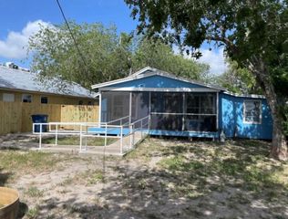 516 Sodville St, Sinton, TX 78387