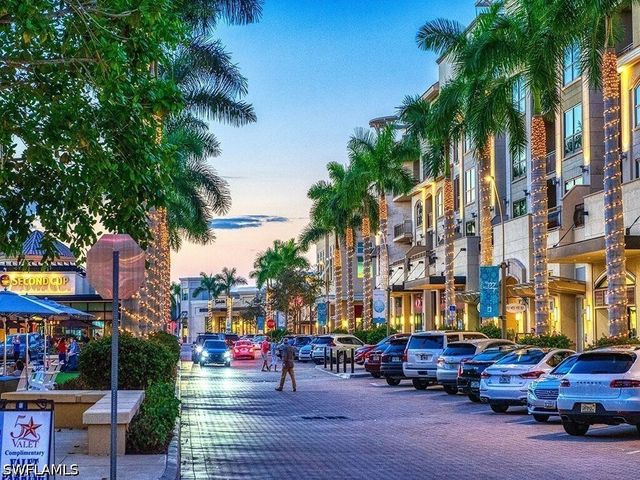 589 Beachwalk CIR P-203, Naples, FL 34108