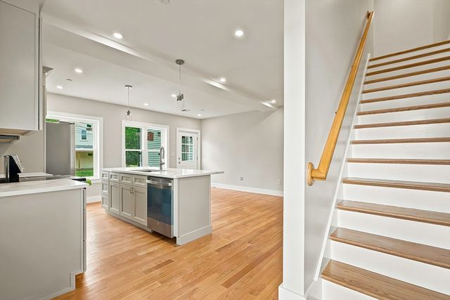 4 Mayhew St B, Framingham, MA 01702
