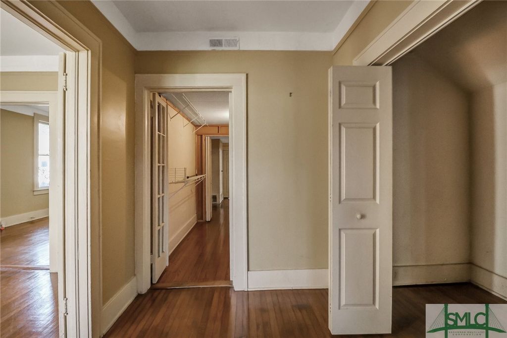 Image 7 of property listing at 210 E 48th Street, Savannah, GA 31405