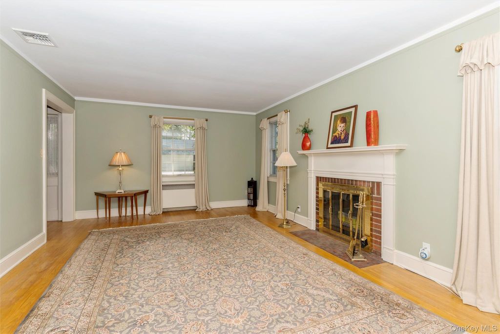 8 Orchid Street, Floral Park, NY 11001 — photo 3