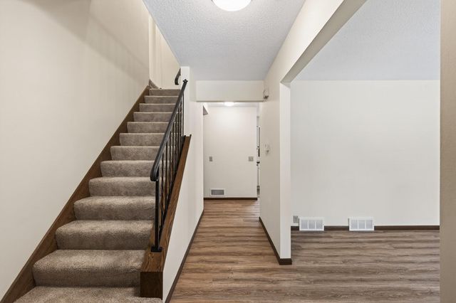 2700 Crestwood Circle, Hopkins, MN 55305