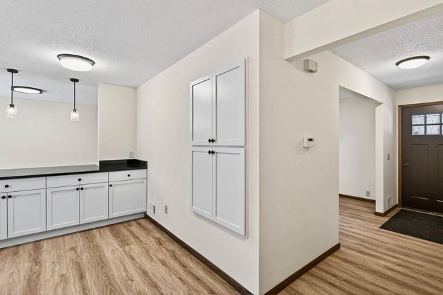 2700 Crestwood Circle, Hopkins, MN 55305