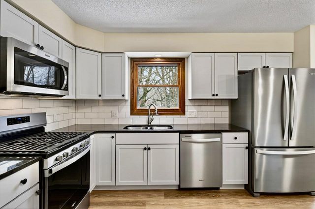 2700 Crestwood Circle, Hopkins, MN 55305