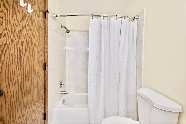 2700 Crestwood Circle, Hopkins, MN 55305