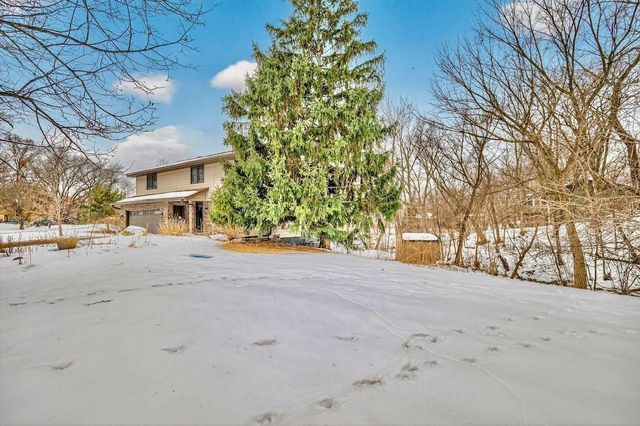 2700 Crestwood Circle, Hopkins, MN 55305