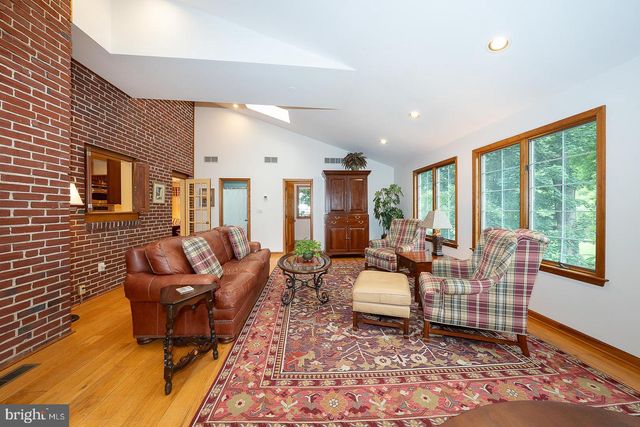 525 W BEECHTREE LN, Wayne, PA 19087