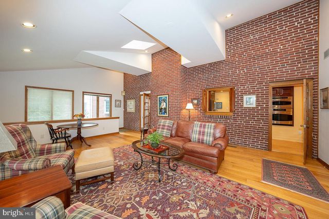 525 W BEECHTREE LN, Wayne, PA 19087