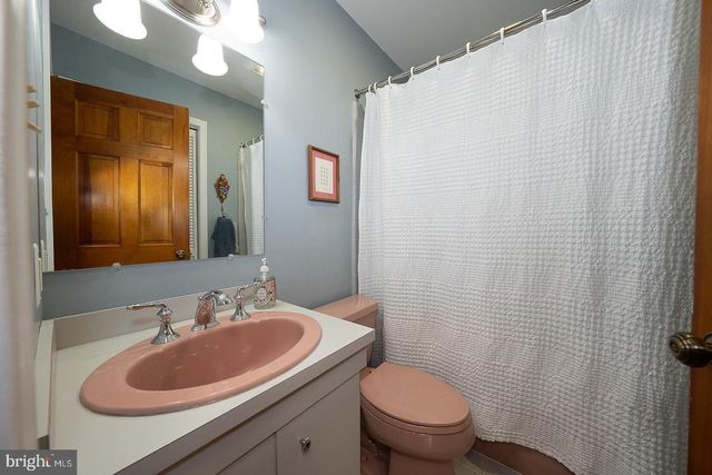525 W BEECHTREE LN, Wayne, PA 19087