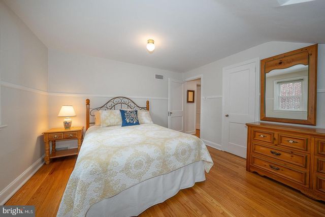 525 W BEECHTREE LN, Wayne, PA 19087