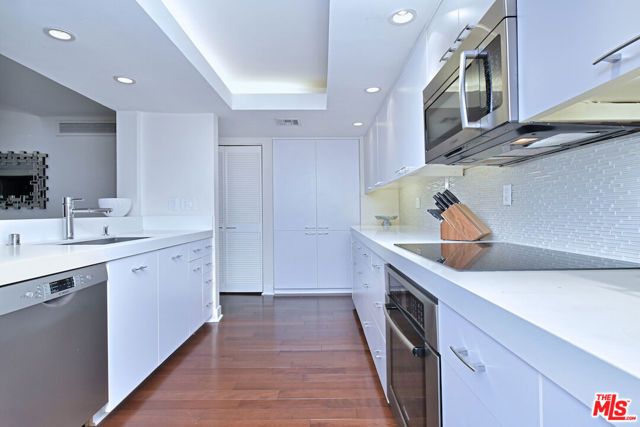 851 N Kings Road 310, West Hollywood, CA 90069