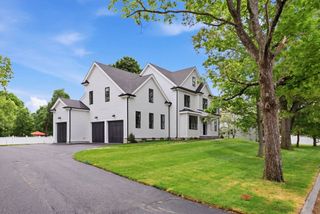 37 Maple Street, Lynnfield, MA 01940