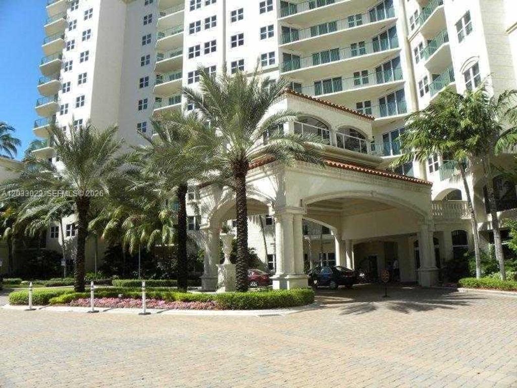 19900 E Country Club Dr 218, Aventura, FL 33180