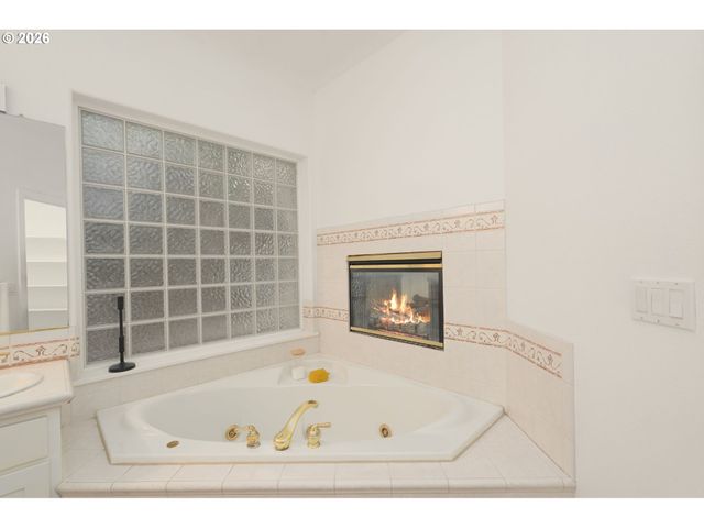 2460 TIPPERARY Ct, West Linn, OR 97068