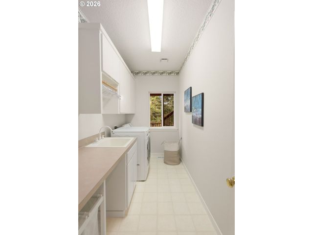 2460 TIPPERARY Ct, West Linn, OR 97068