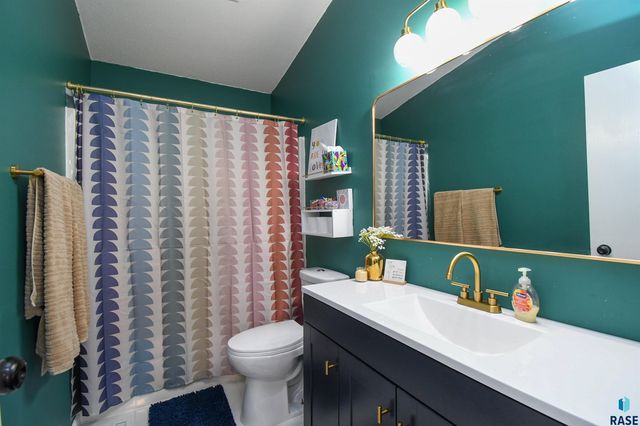 6049 W Jordan Ct Court, Sioux Falls, SD 57106