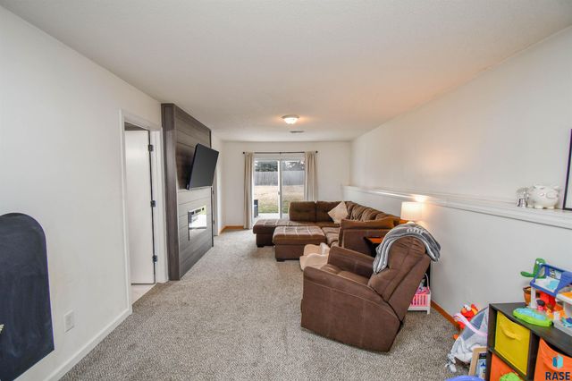 6049 W Jordan Ct Court, Sioux Falls, SD 57106