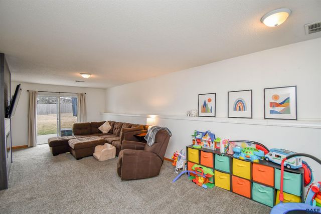 6049 W Jordan Ct Court, Sioux Falls, SD 57106