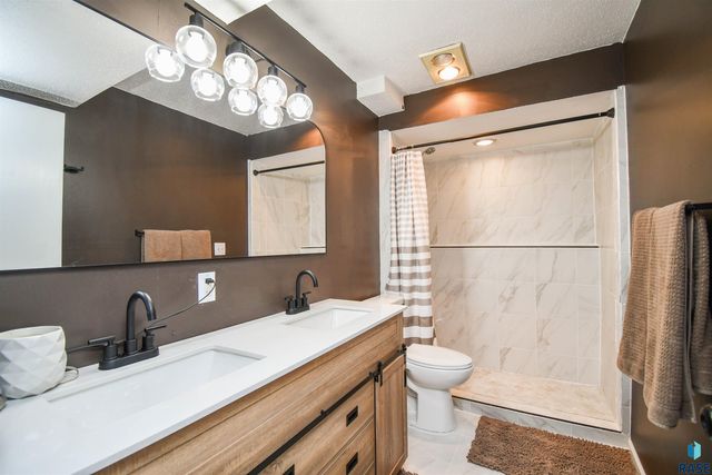 6049 W Jordan Ct Court, Sioux Falls, SD 57106