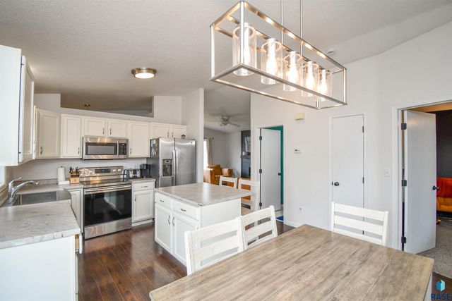 6049 W Jordan Ct Court, Sioux Falls, SD 57106