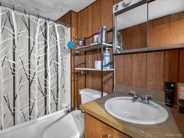 74 E Washington Street, Village Of Clarkston, MI 48346