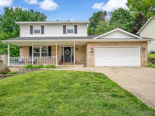 29 Williamsburg Lane, Glen Carbon, IL 62034