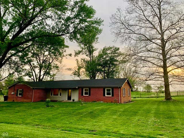 5574 S Holiday Drive, Columbus, IN 47203