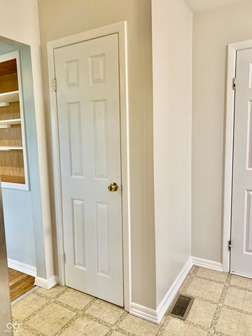 5574 S Holiday Drive, Columbus, IN 47203