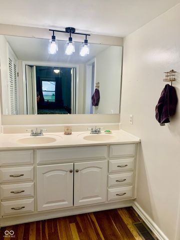 5574 S Holiday Drive, Columbus, IN 47203