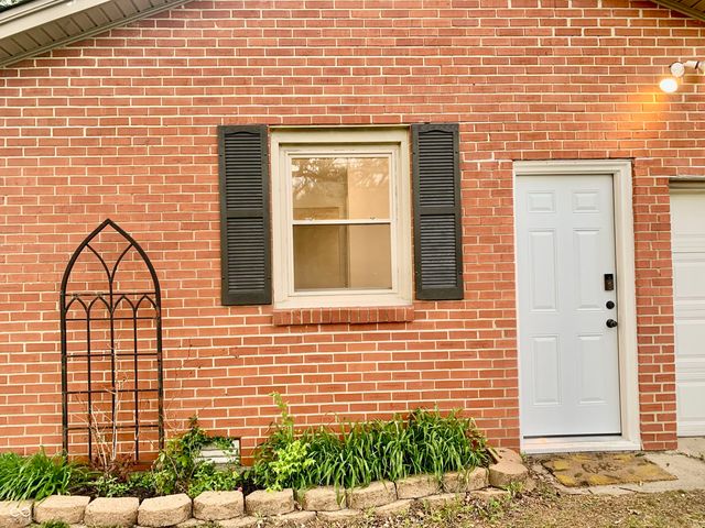 5574 S Holiday Drive, Columbus, IN 47203