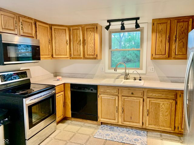 5574 S Holiday Drive, Columbus, IN 47203