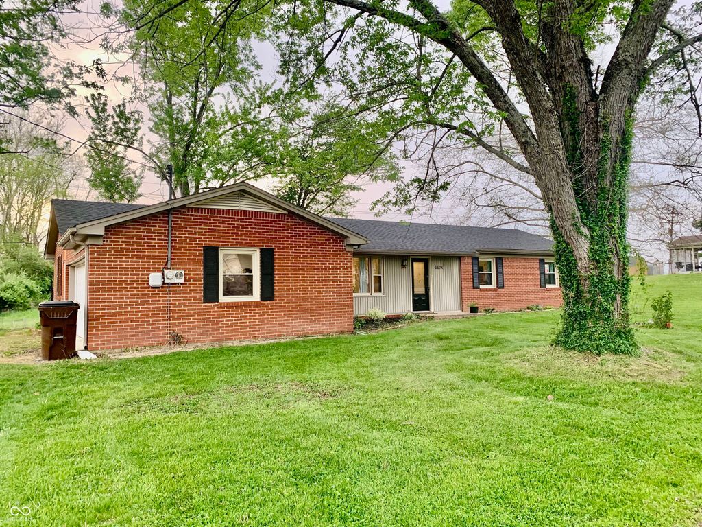 5574 S Holiday Drive, Columbus, IN 47203
