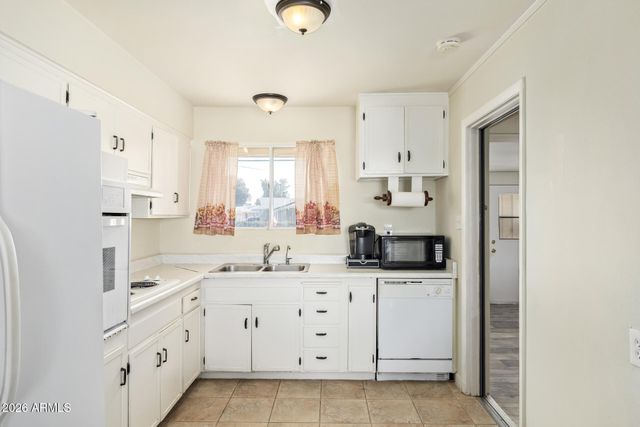 11035 W OAKMONT Drive, Sun City, AZ 85351