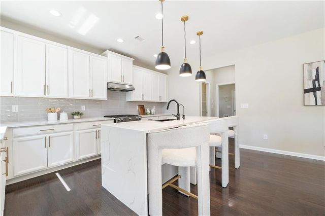 2049 Lakeview Bend Way, Buford, GA 30519
