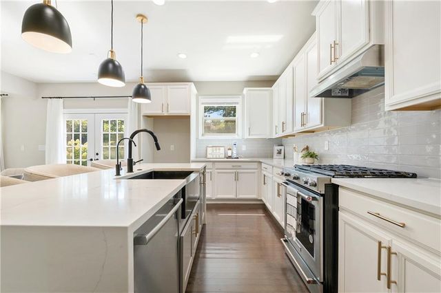 2049 Lakeview Bend Way, Buford, GA 30519