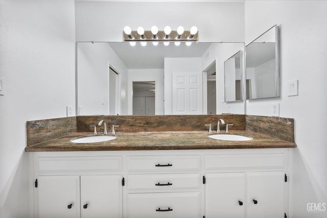 6605 Greensward Way, Bakersfield, CA 93309