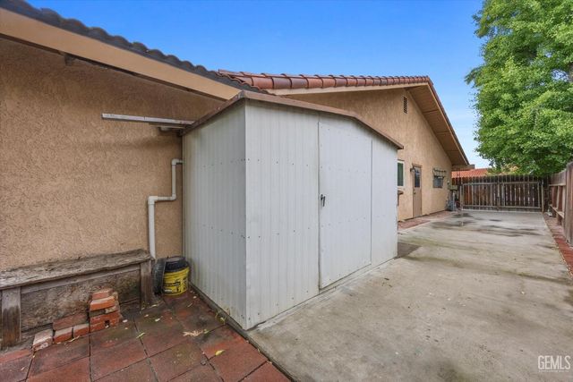 6605 Greensward Way, Bakersfield, CA 93309
