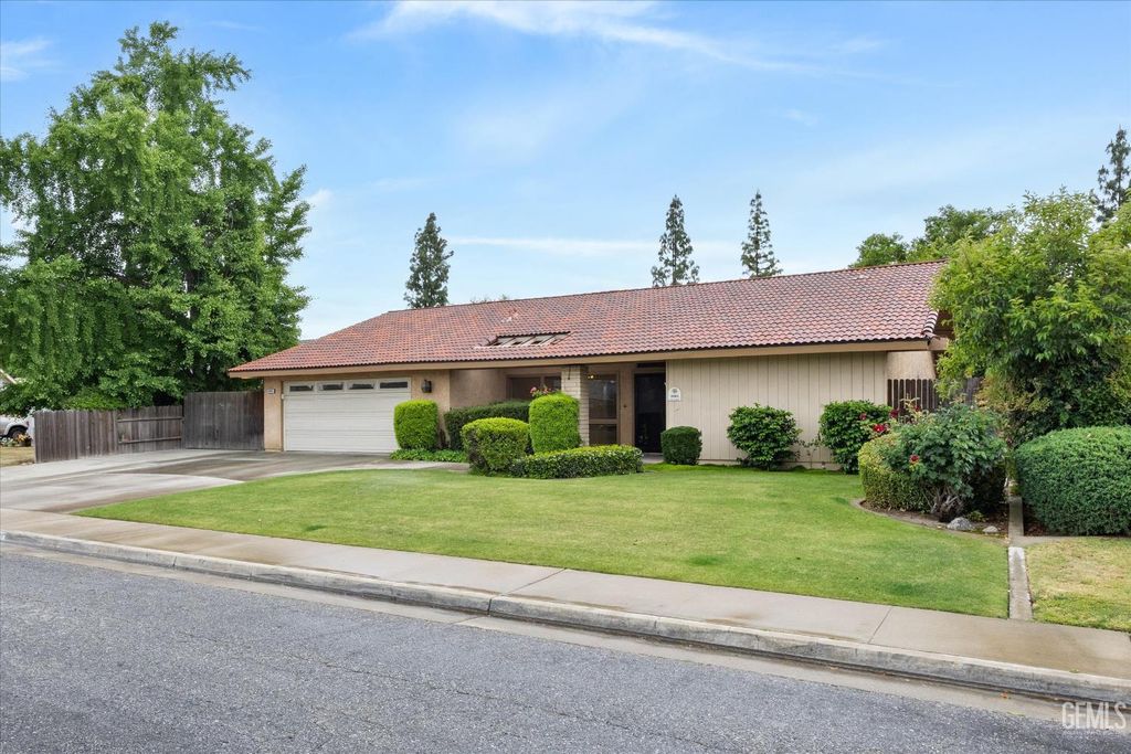 6605 Greensward Way, Bakersfield, CA 93309