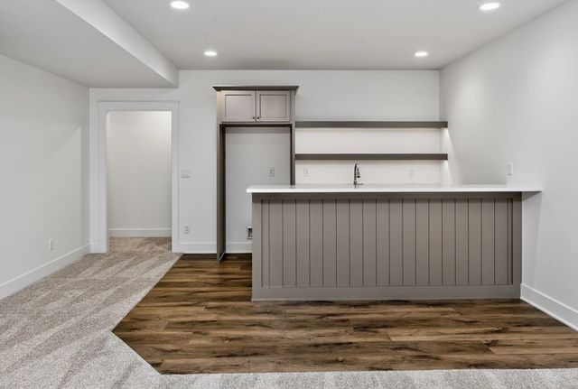 16212 Ironwood Lane, Urbandale, IA 50323