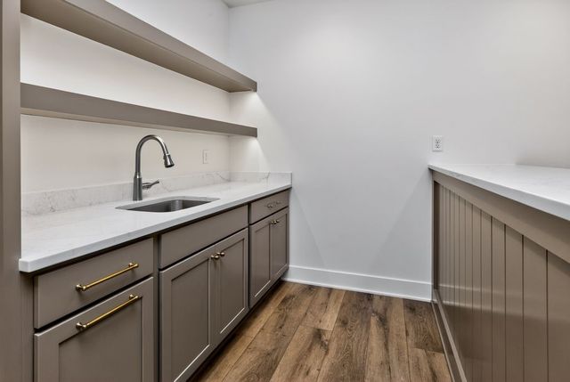 16212 Ironwood Lane, Urbandale, IA 50323