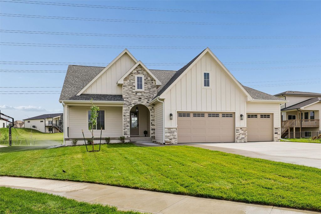 16212 Ironwood Lane, Urbandale, IA 50323